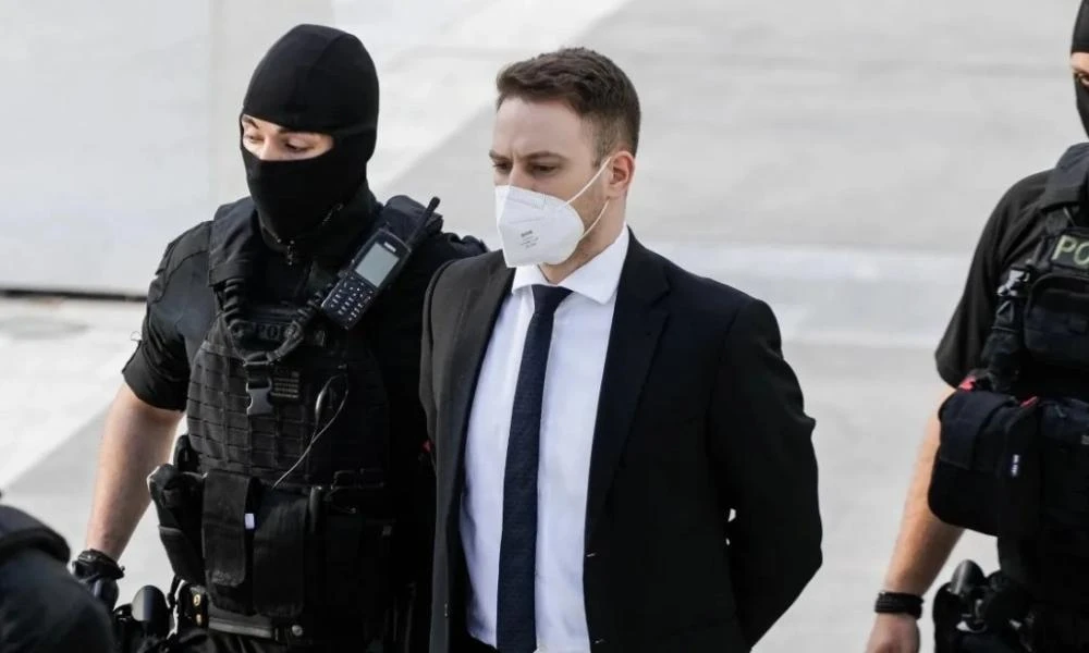 Οργισμένος ο πατέρας της Καρολάιν για τον Αναγνωστόπουλο στις πανελλαδικές: Δεν είχε ποτέ την ευκαιρία να σπουδάσει γιατί εκείνος ο μαλ... της έκλεψε τη ζωή